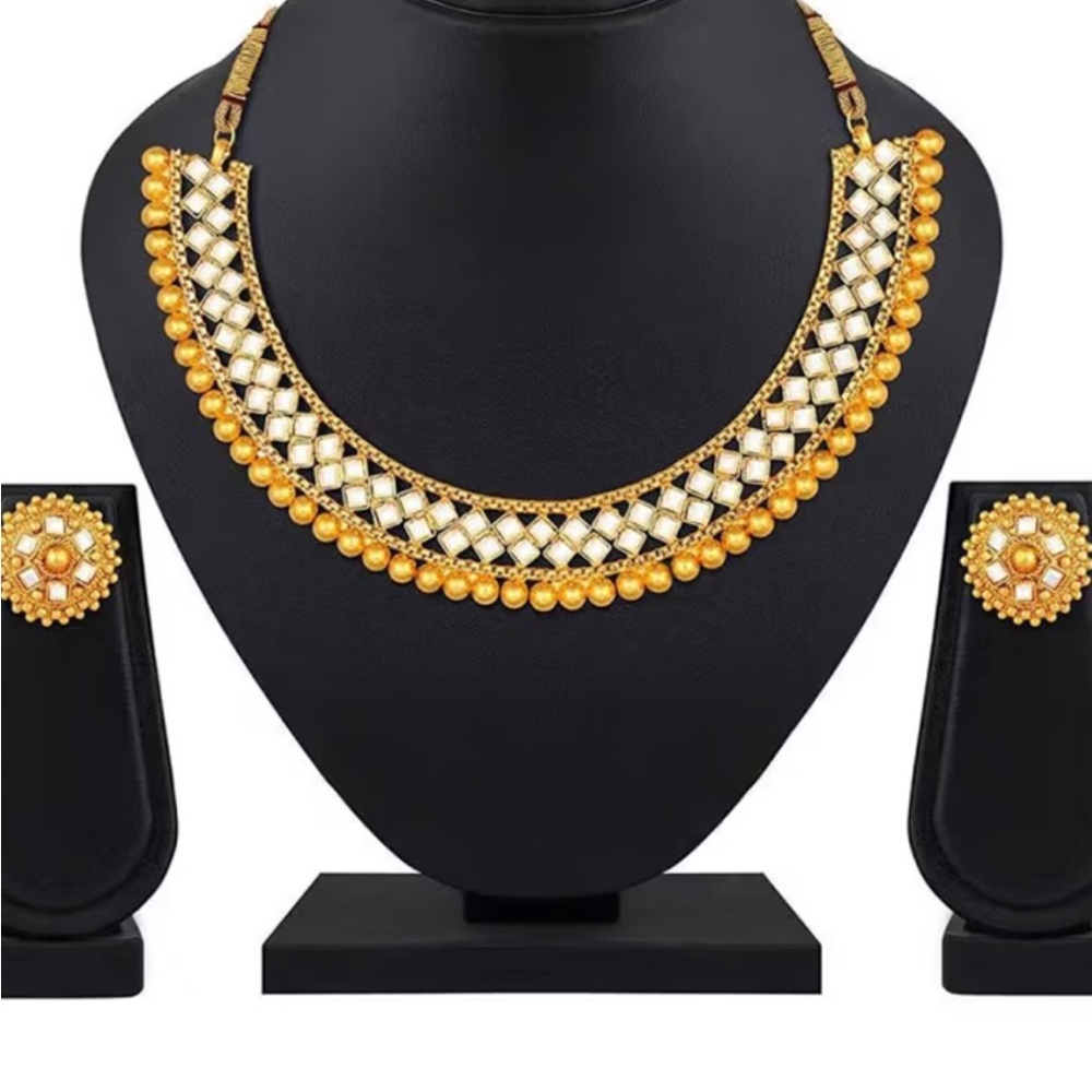 Adjustable choker set with white stones